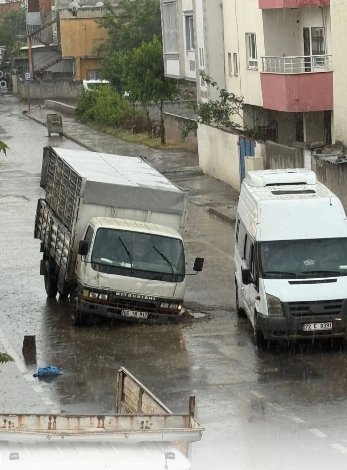 Batman’da altyapı çalışması sonrası yol çöktü: Seyir halindeki kamyonet zarar gördü
