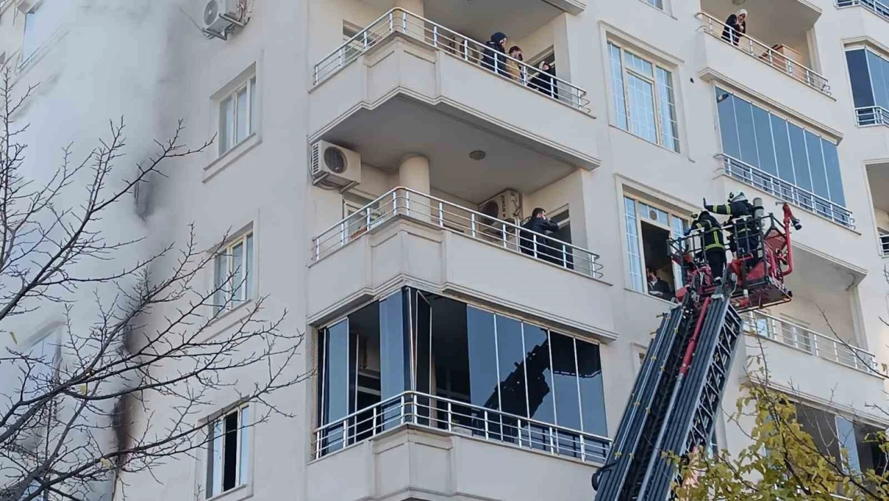 Batman&rsquo;da apartmanda yangın: 20&rsquo;den fazla kişi itfaiye merdiveniyle kurtarıldı
