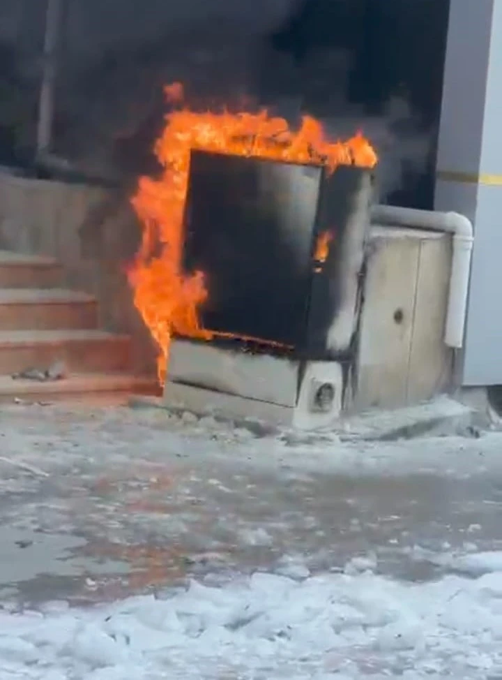 Batman&rsquo;da aşırı y&uuml;k elektrik panosunu yaktı
