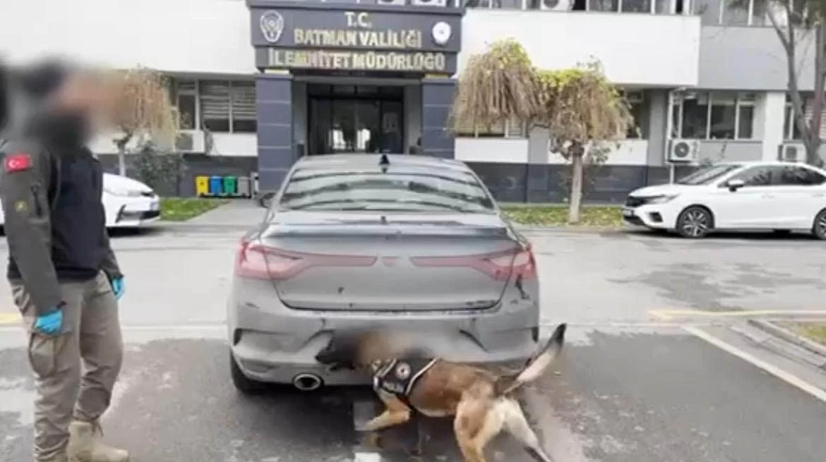 Batman&rsquo;da bir otomobilde 56 kilo esrar ele ge&ccedil;irildi
