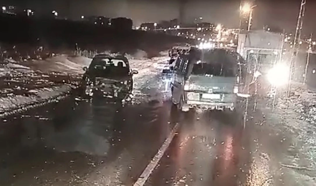 Batman&rsquo;da buz pistine d&ouml;nen yolda 2 ara&ccedil; &ccedil;arpıştı
