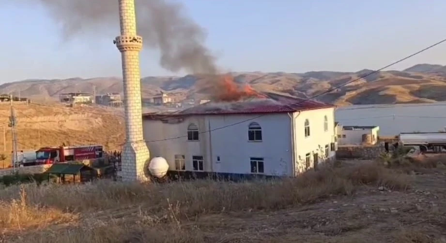 Batman&rsquo;da caminin &ccedil;atısında korkutan yangın
