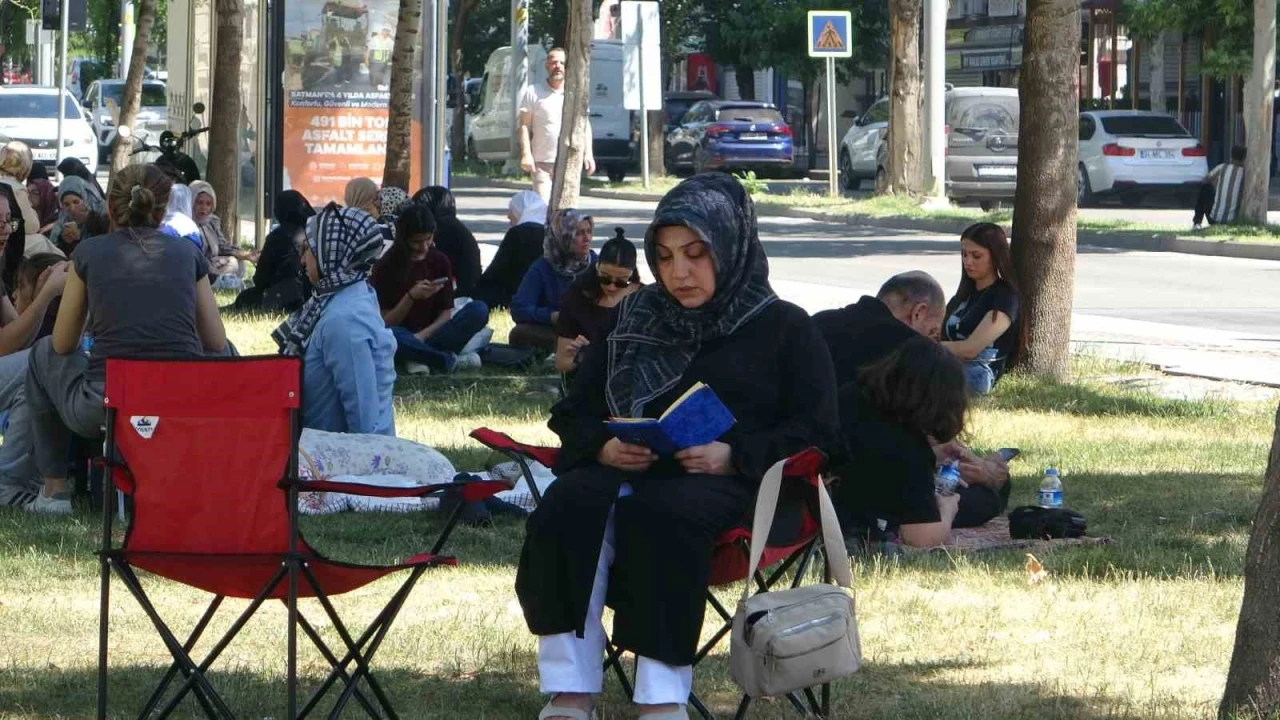 Batman&rsquo;da &ccedil;ocukları sınava giren veliler parklarda dua etti
