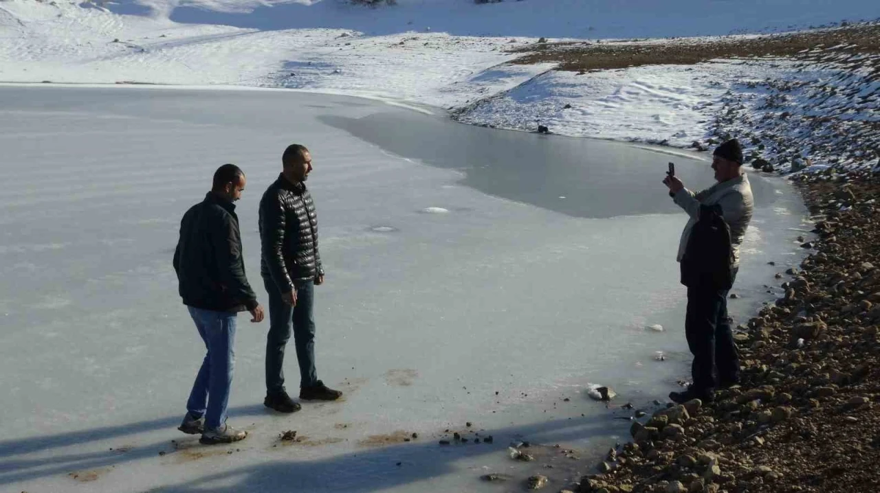 Batman&rsquo;da donan g&ouml;letin &uuml;st&uuml;nde fotoğraf &ccedil;ektiler
