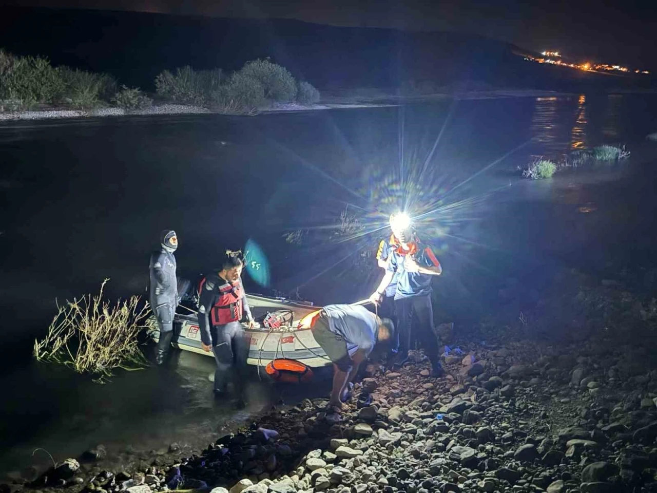 Batman’da Garzan Çayı’nda mahsur kalan piknikçiler kurtarıld