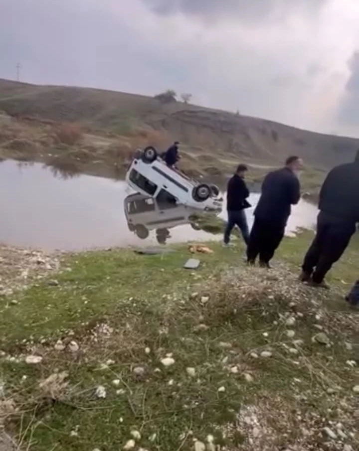 Batman’da hafif ticari araç yapay gölete uçtu, sürücü yaralandı
