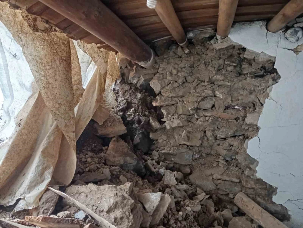 Batman&rsquo;da heyelan: Kayaların d&uuml;şt&uuml;ğ&uuml; ev yıkıldı
