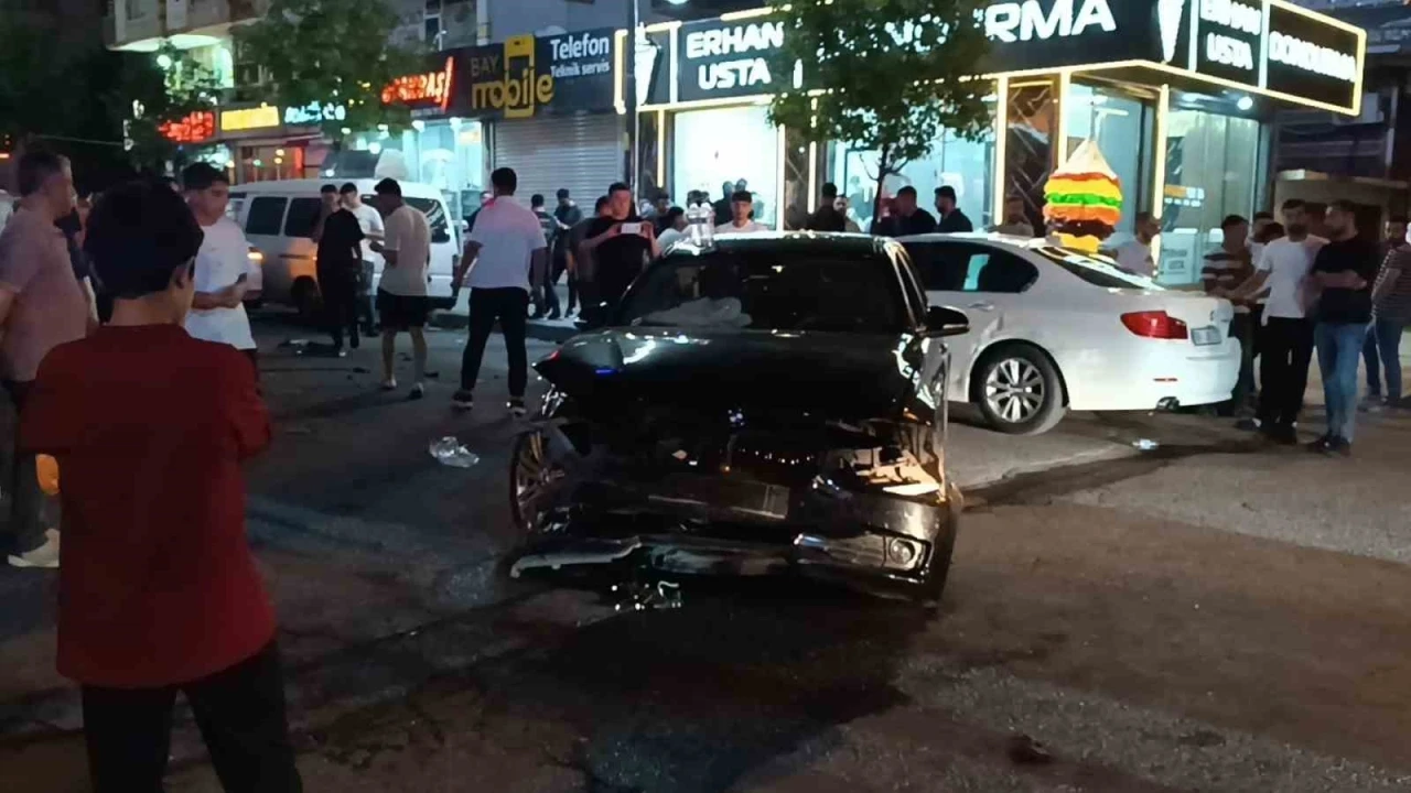 Batman&rsquo;da iki otomobil &ccedil;arpıştı: 1 yaralı
