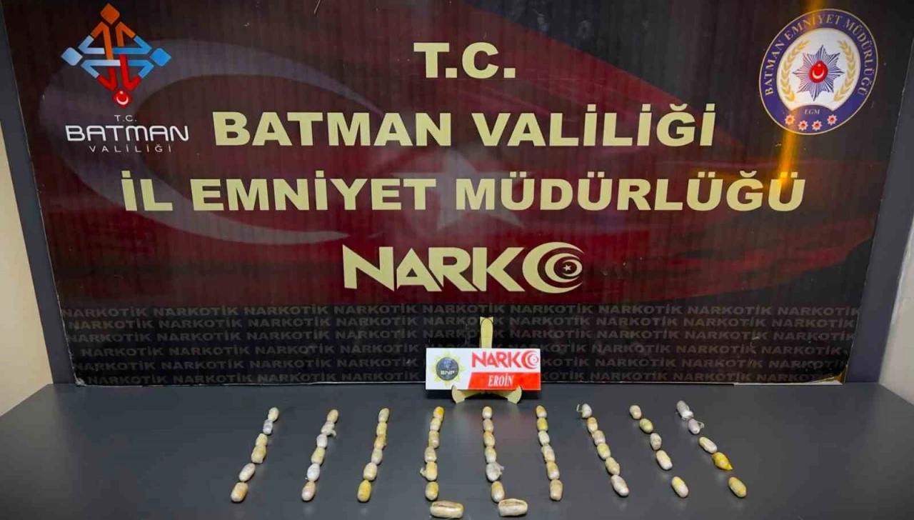 Batman&rsquo;da inanılmaz olay: 4 yolcunun midesinden 353 par&ccedil;a halinde 2  kilo 700 gram uyuşturucu &ccedil;ıktı
