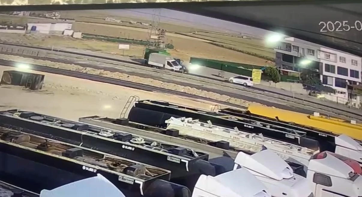 Batman’da kamyonet ile traktörün çarpıştığı kaza kamerada
