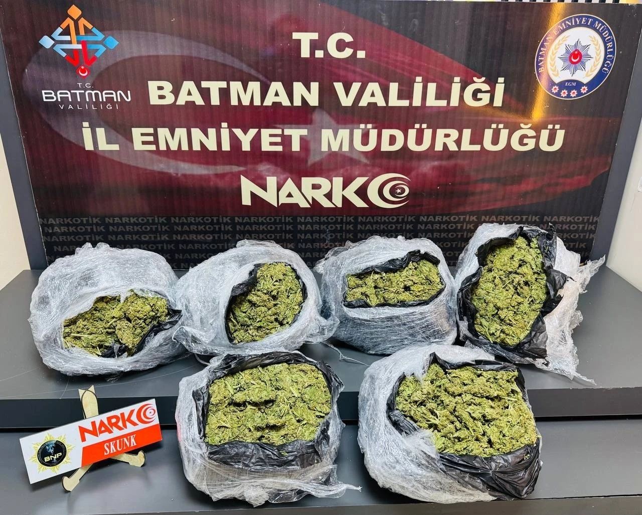 Batman’da kilim arasına zulalanmış 5 kilo skunk ele geçirildi: 1 tutuklama
