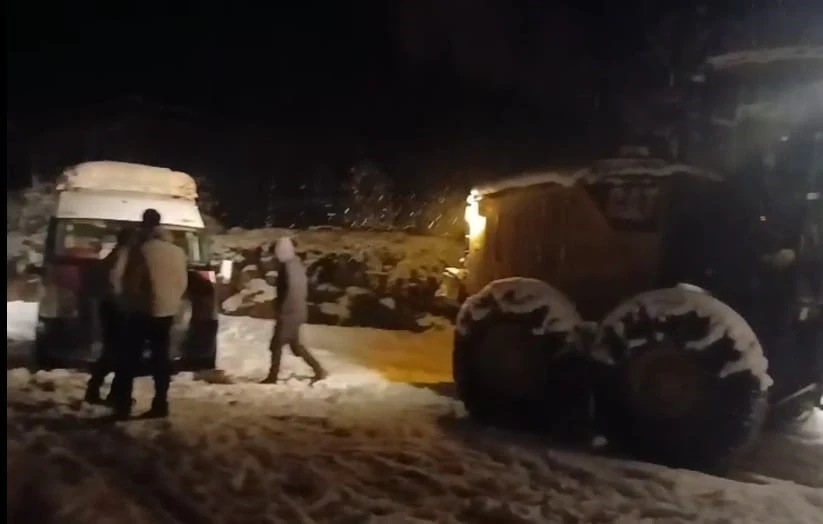 Batman&rsquo;da k&ouml;y yolunda mahsur kalan 10 kişi lurtarıldı
