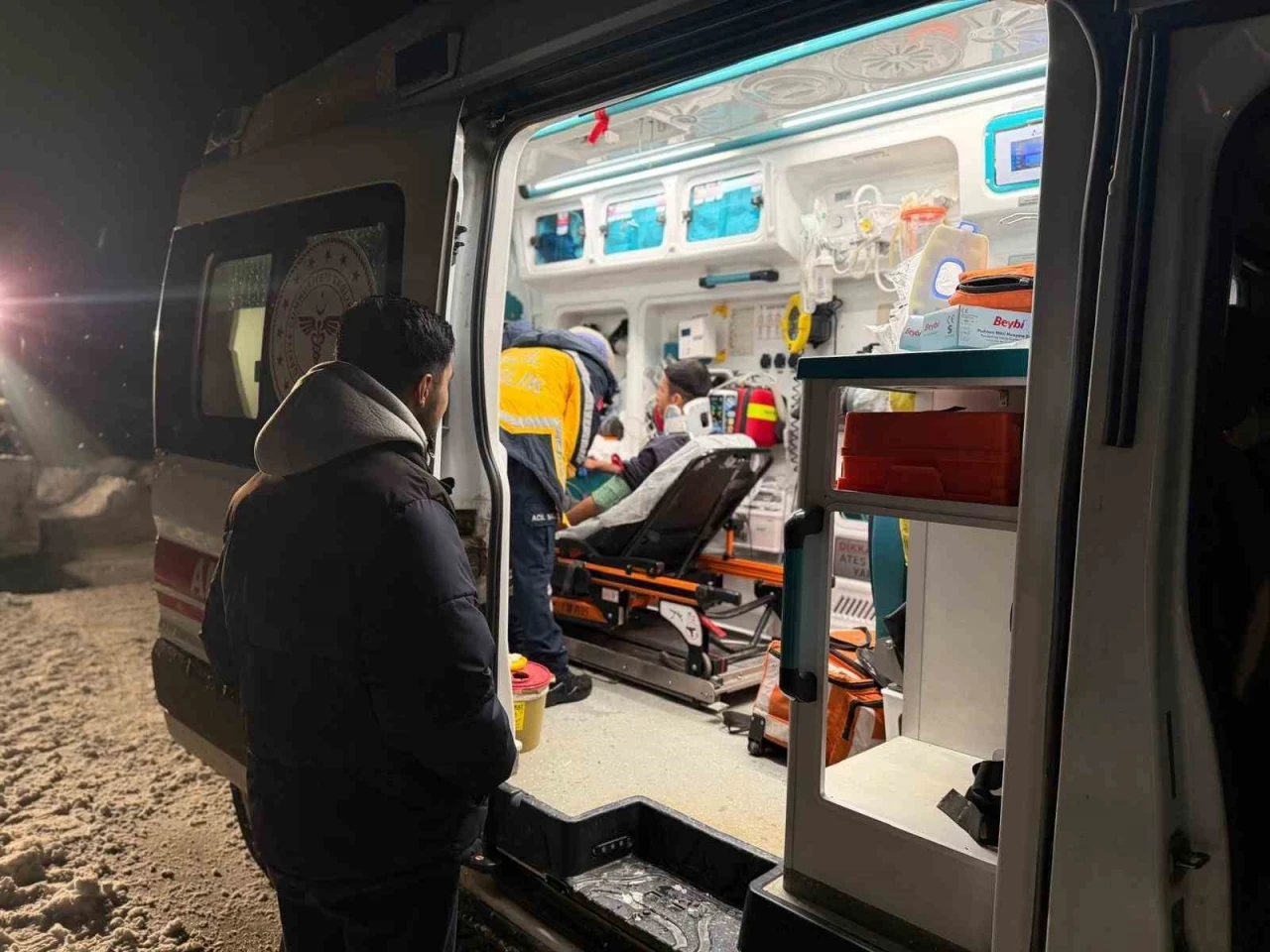 Batman&rsquo;da mahsur kalan hasta i&ccedil;in ekipler yolu a&ccedil;tı
