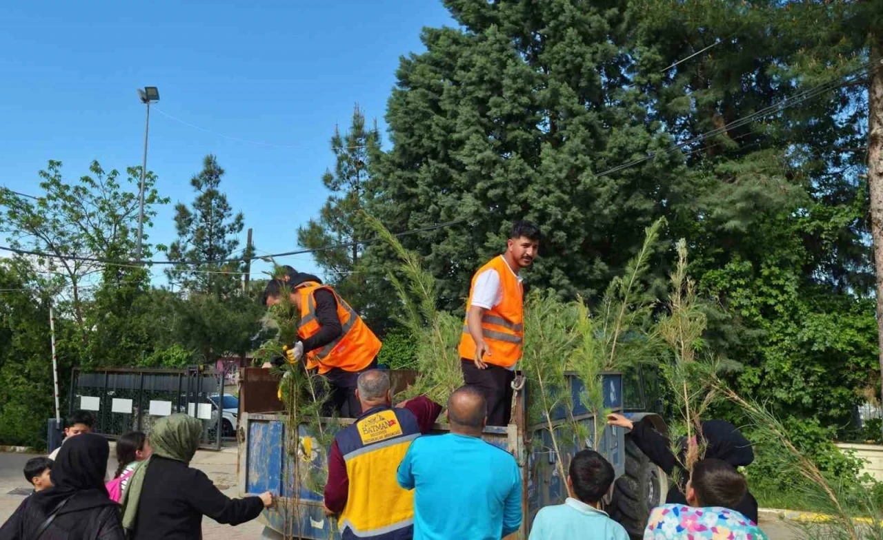 Batman&rsquo;da mezarlıklarda "Ge&ccedil;mişe Vefa Geleceğe Nefes" Projesi
