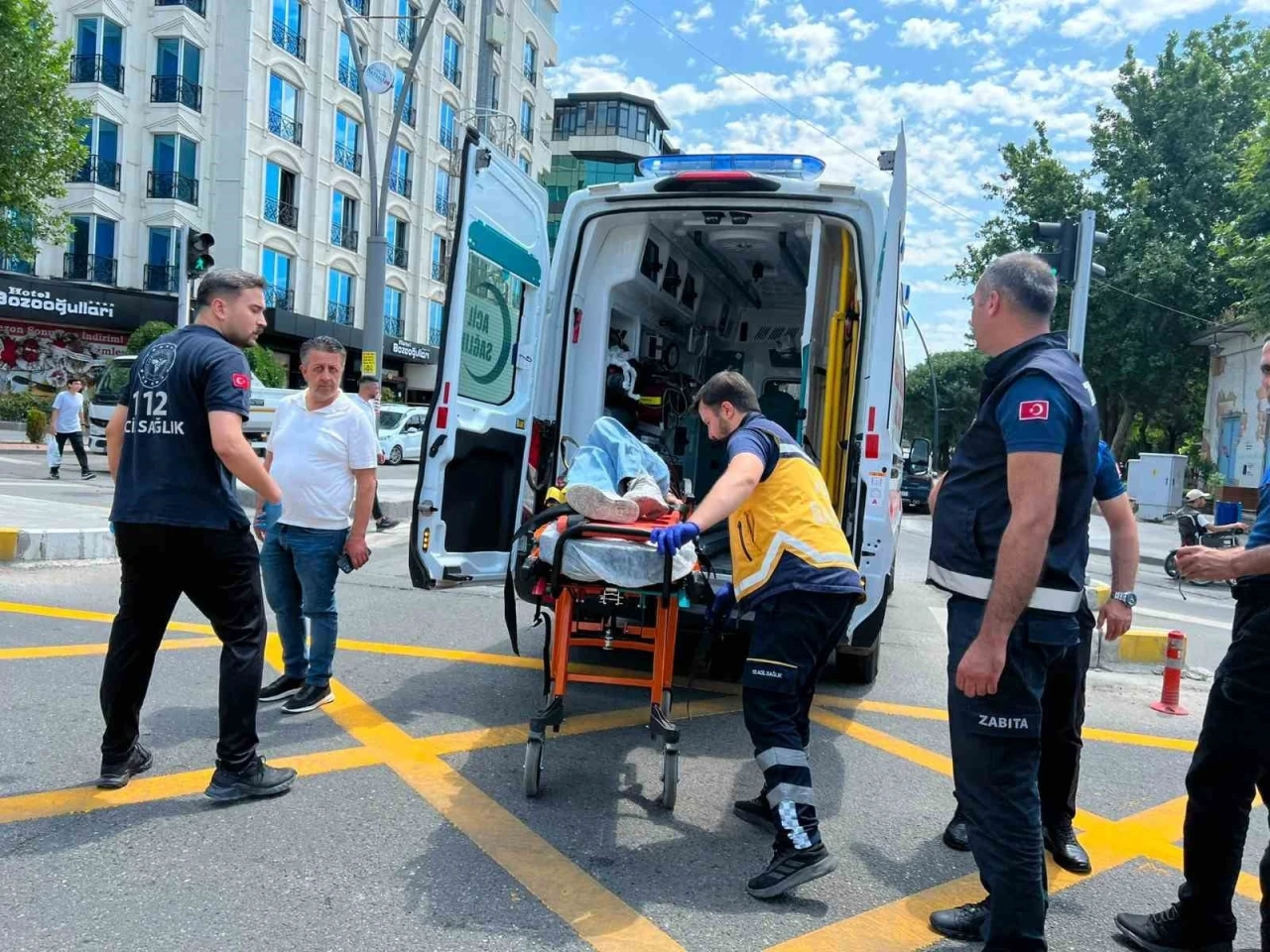 Batman&rsquo;da motosiklet yayaya &ccedil;arptı: 2 yaralı
