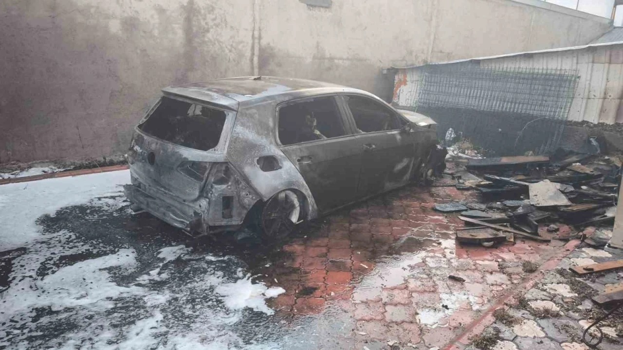 Batman&rsquo;da park halindeki 3 otomobil alev topuna d&ouml;nd&uuml;
