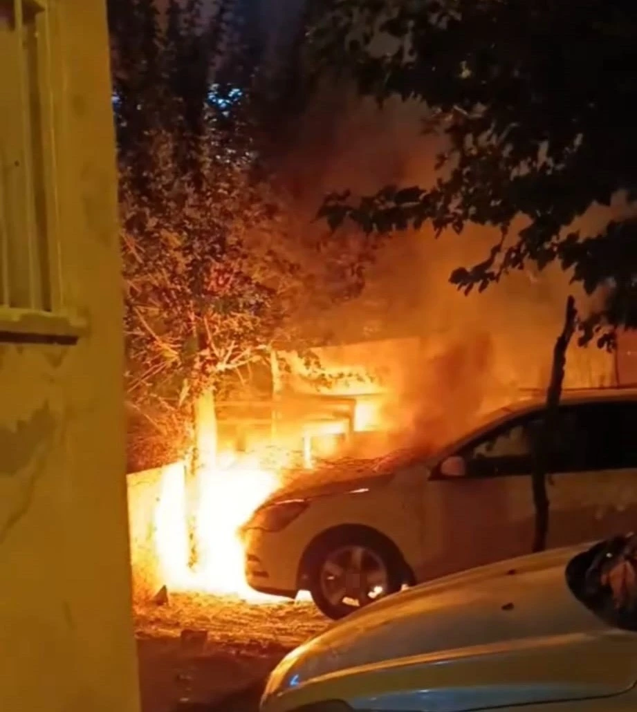 Batman’da park halindeki otomobil alev aldı
