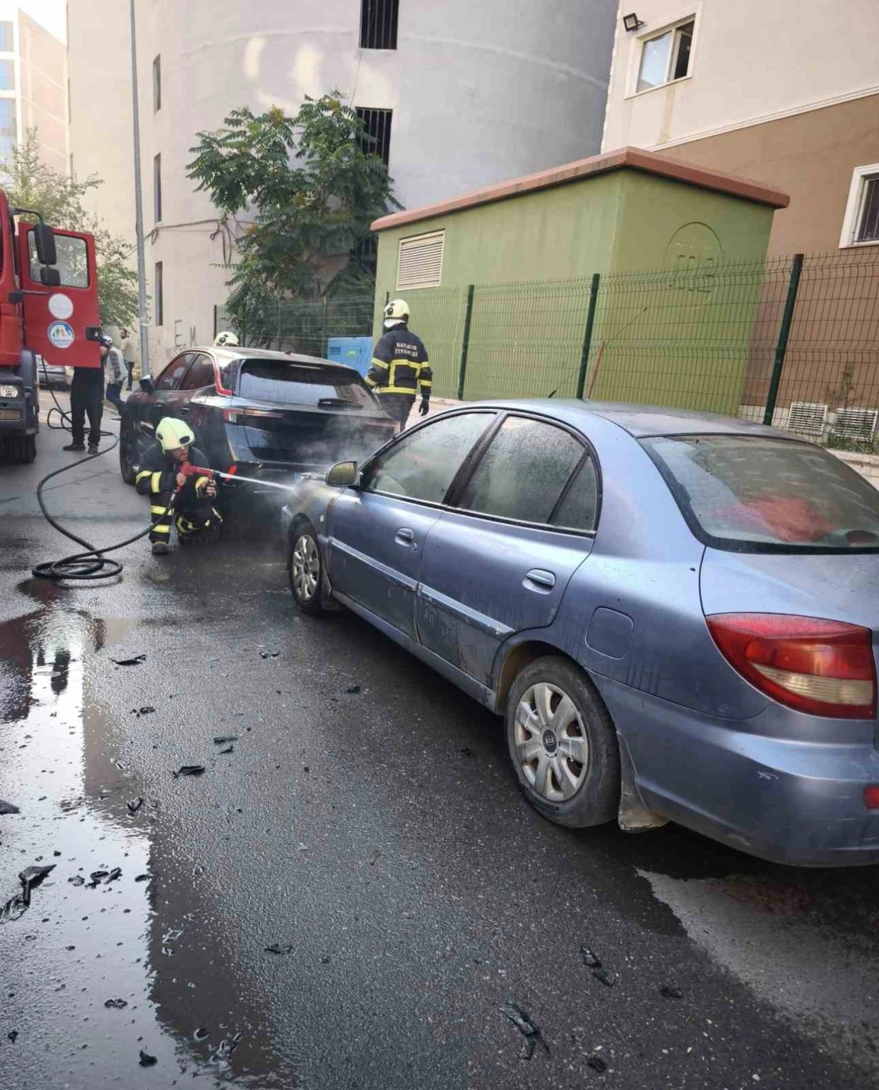 Batman&rsquo;da park halindeki otomobilde &ccedil;ıkan yangın s&ouml;nd&uuml;r&uuml;ld&uuml;
