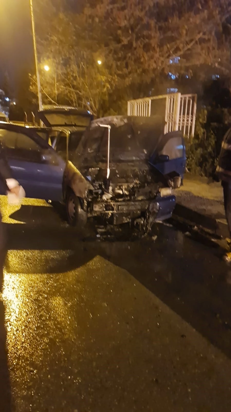 Batman&rsquo;da park halindeyken yanan otomobil kullanılamaz hale geldi
