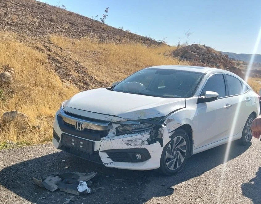 Batman’da pikap ile otomobil kafa kafaya çarpıştı