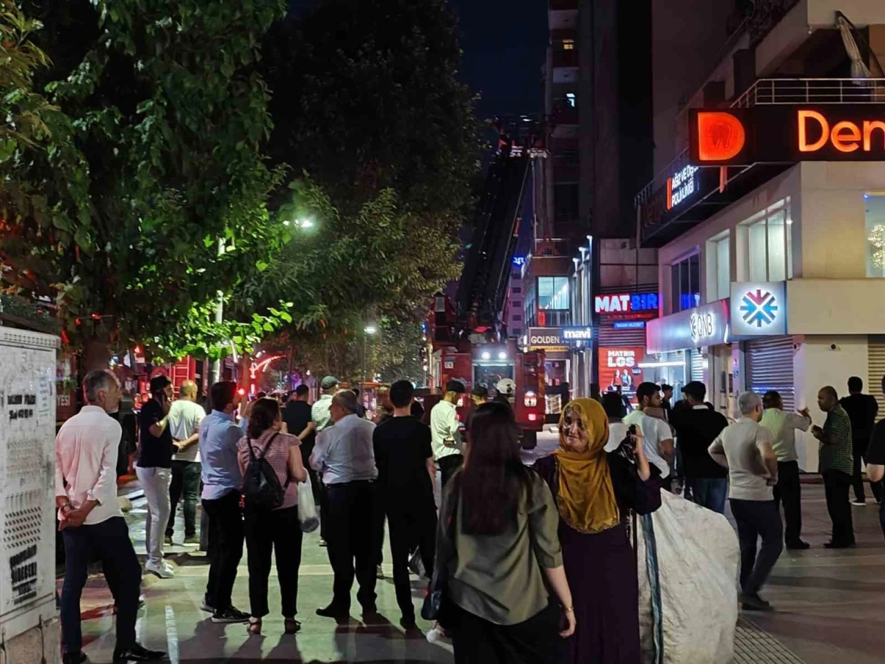 Batman&rsquo;da plazada &ccedil;ıkan yangın korkuttu
