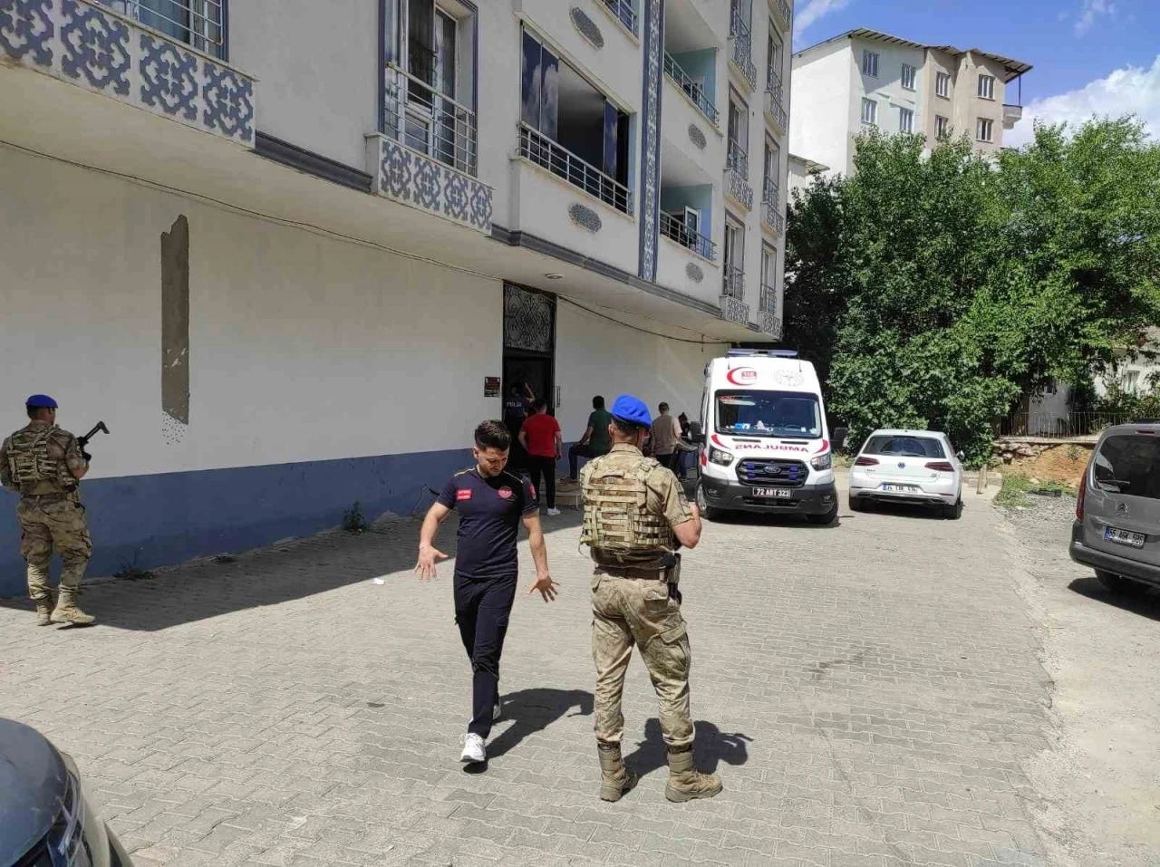 Batman’da psikolojik sorunları olan şahıs, tahra ile ailesini rehin aldı
