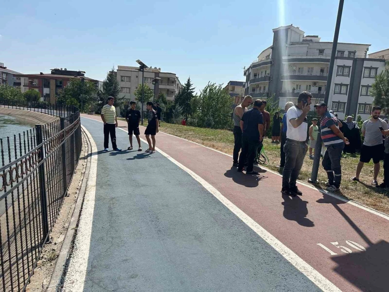 Batman&rsquo;da selfie &ccedil;ekerken sulama kanalına d&uuml;şt&uuml;, vatandaşlar kurtardı

