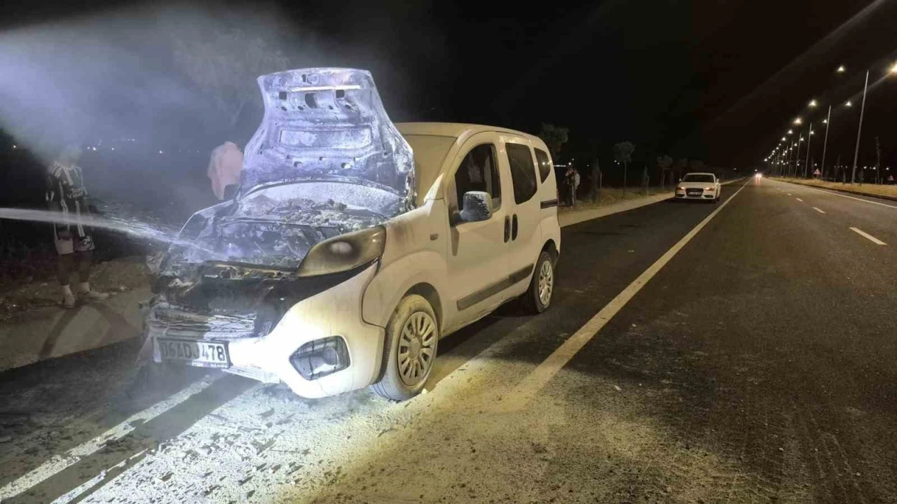 Batman&rsquo;da seyir halindeki ara&ccedil; alev aldı
