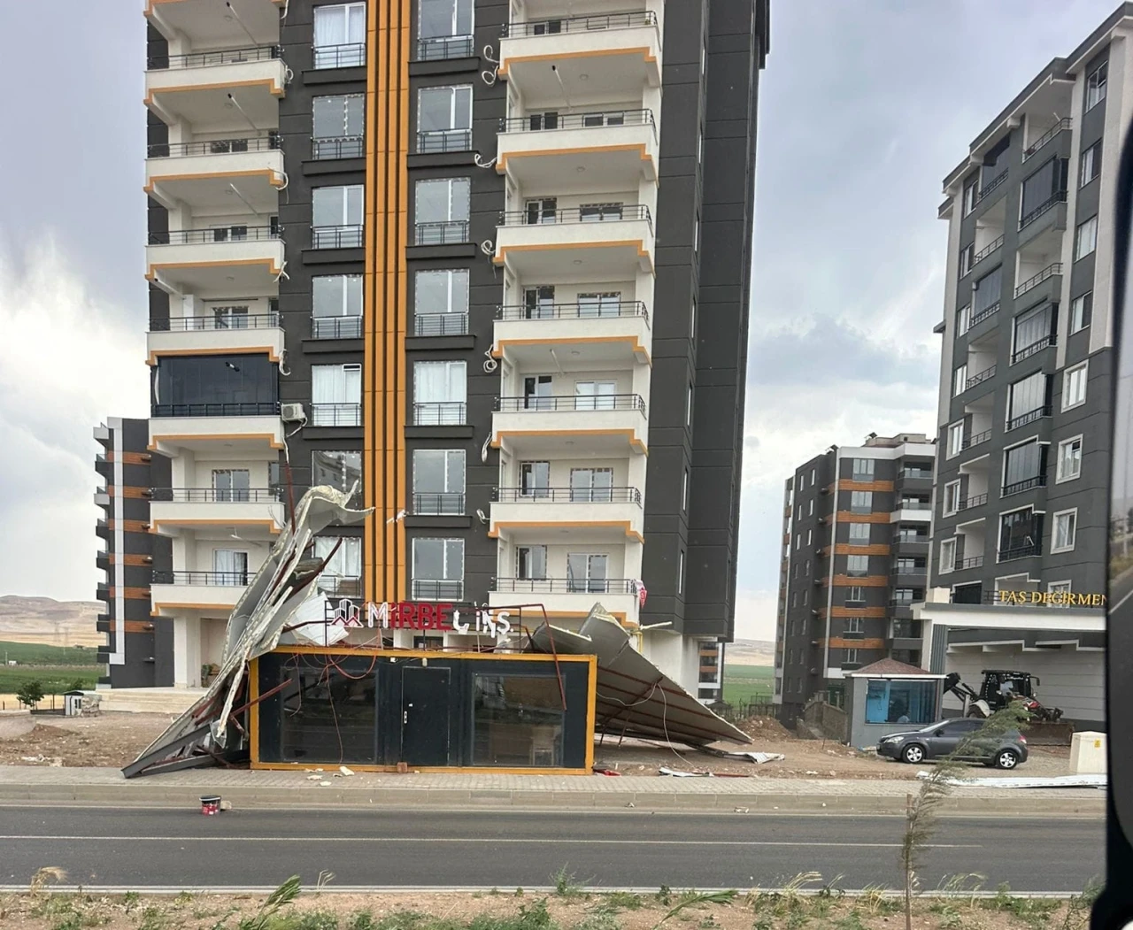 Batman’da şiddetli rüzgar çatı panellerini uçurdu
