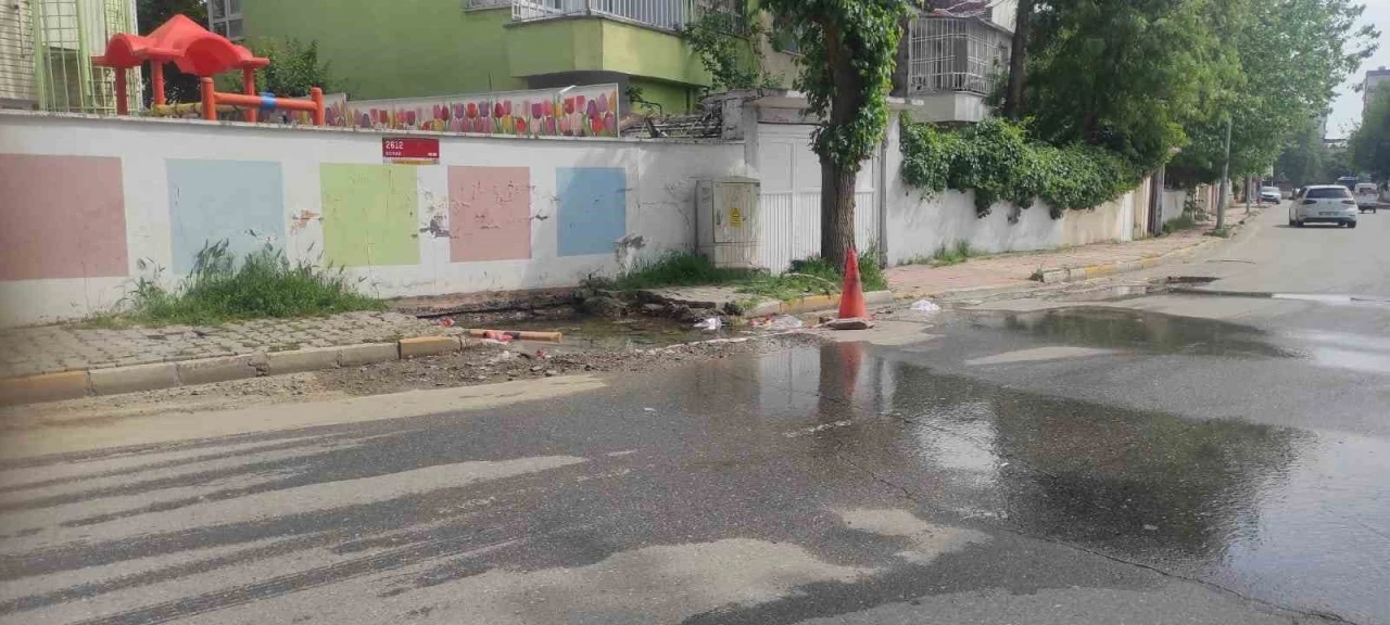 Batman’da su patlağı mahalleyi gölete çevirdi

