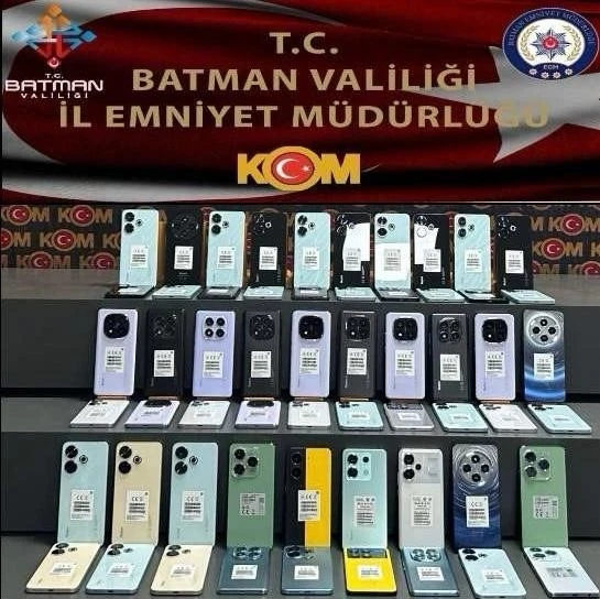 Batman’da takibe alınan otomobilde kaçak telefonlar ele geçirildi
