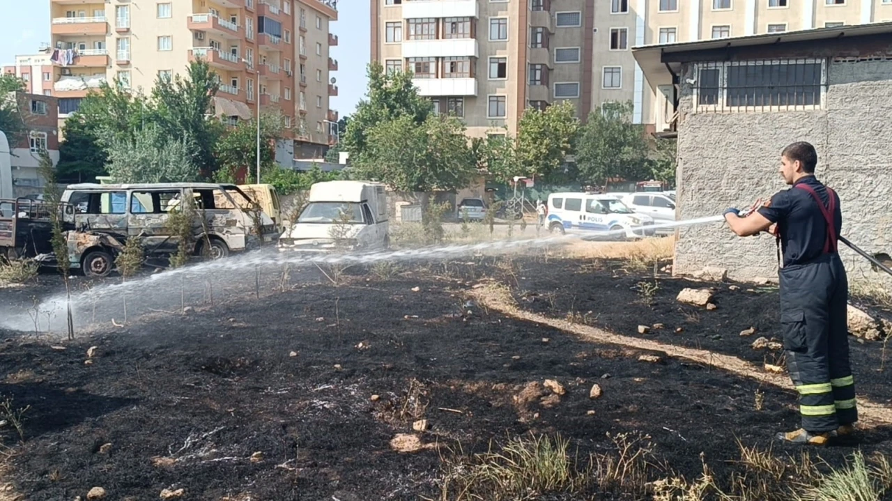 Batman’da terk edilmiş araçlar alev alev yandı, tır son anda kurtarıldı
