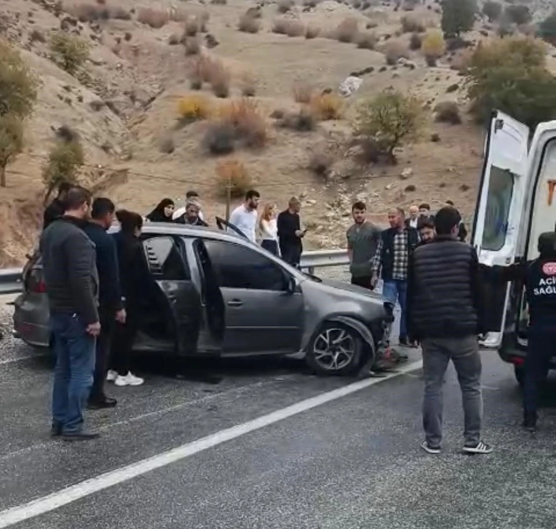 Batman’da trafik kazası: Sürücü bariyerlere çarpan araçta sıkıştı
