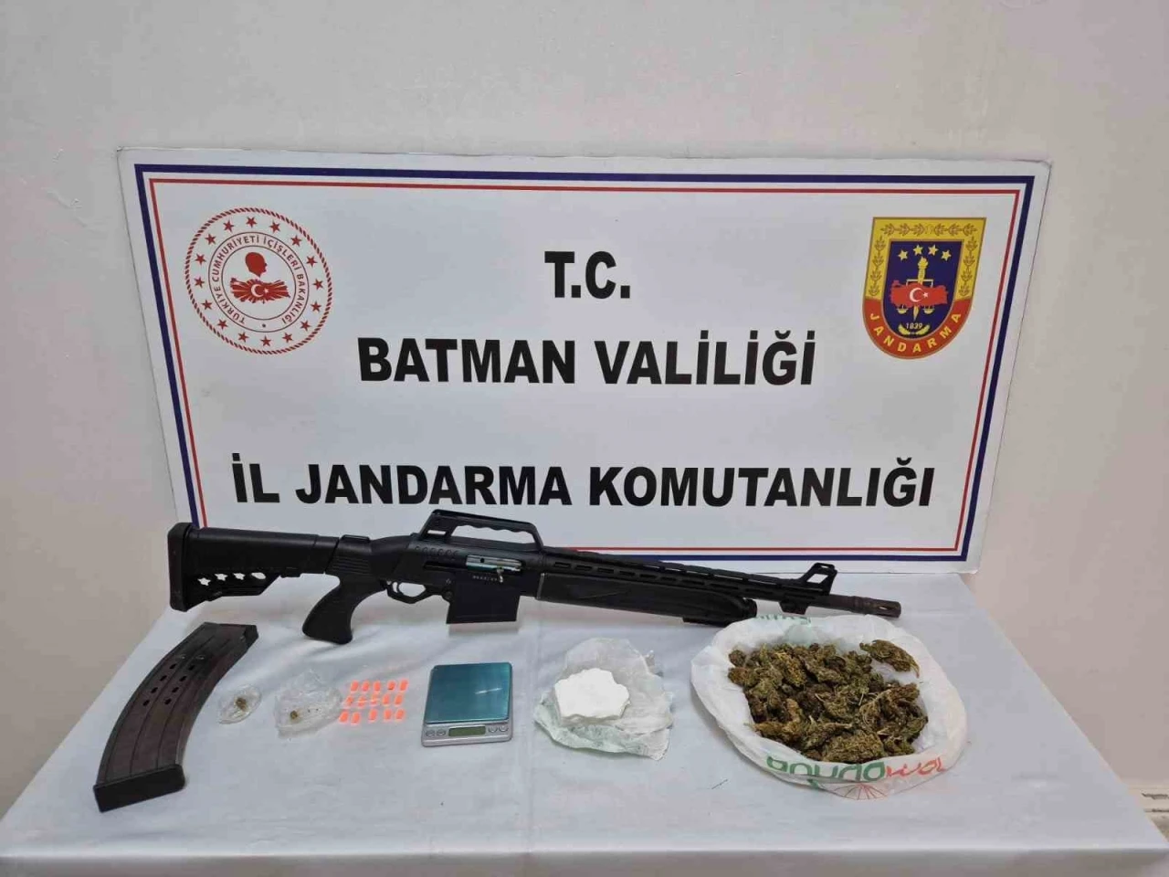 Batman&rsquo;da uyuşturucu operasyonu: Kokain ve skunk ele ge&ccedil;irildi, 1 kişi tutuklandı

