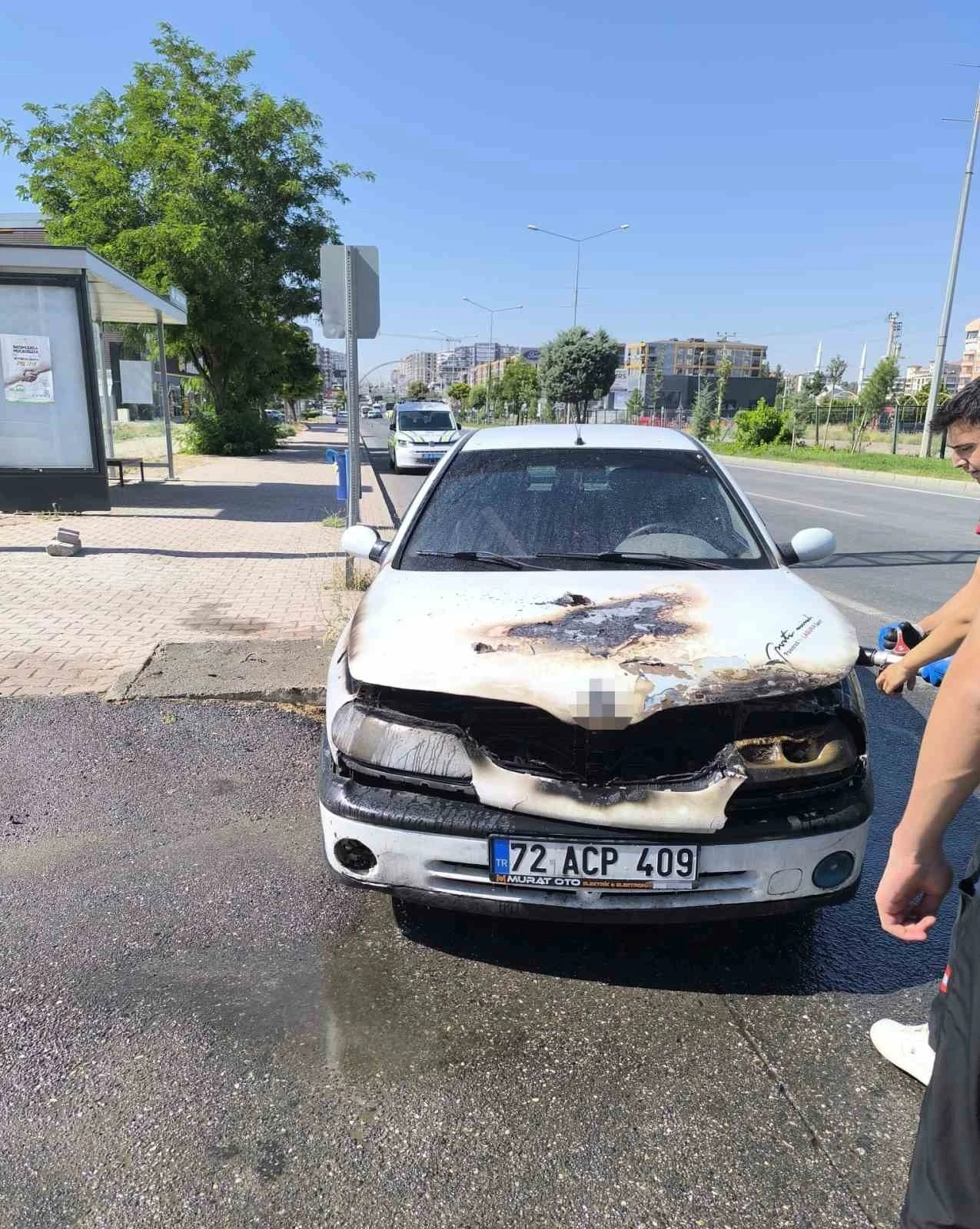 Batman&rsquo;da yanan otomobil itfaiye ekiplerince s&ouml;nd&uuml;r&uuml;ld&uuml;
