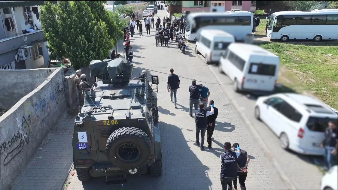 Batman’da zehir tacirlerine büyük darbe: 15 adrese eş zamanlı baskın, 18 tutuklama
