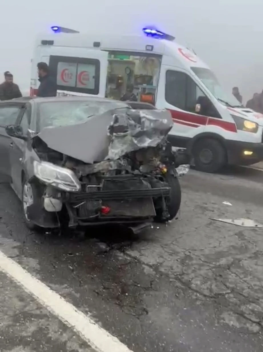 Batman&rsquo;da zincirleme trafik kazası: 2&rsquo;si ağır 14 yaralı
