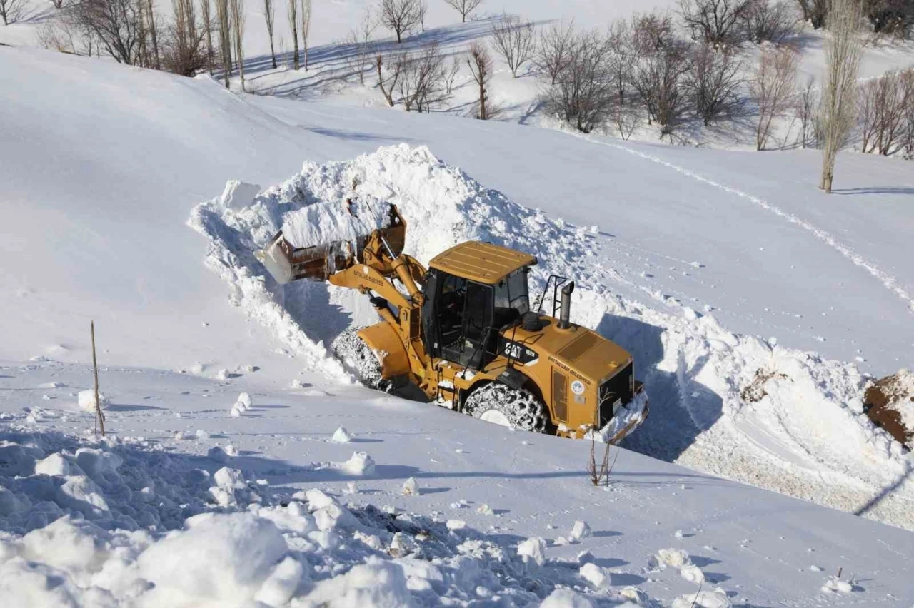 Battalgazi Belediyesi kırsalda kapalı yolları a&ccedil;tı
