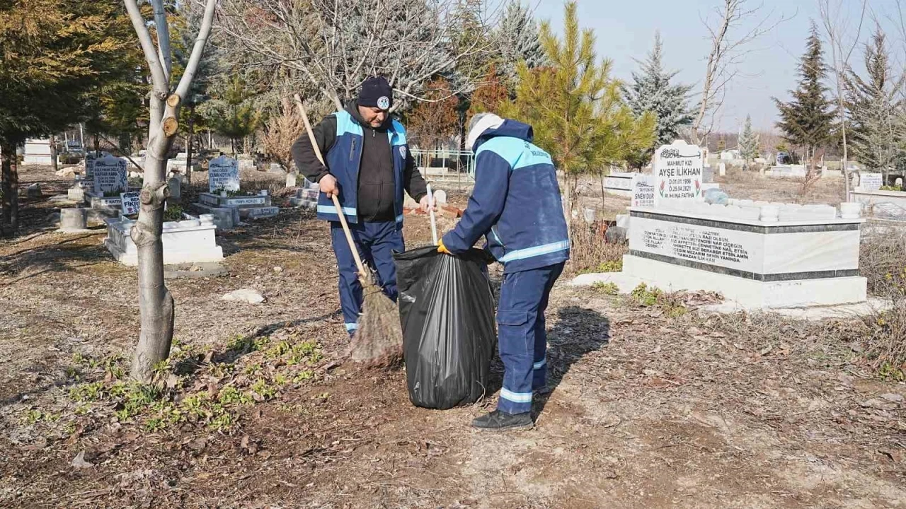 Battalgazi Belediyesi’nden mezarlıklarda temizlik seferberliği