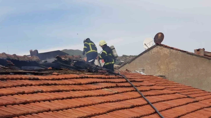 Bayat&rsquo;ta korkutan &ccedil;atı yangını
