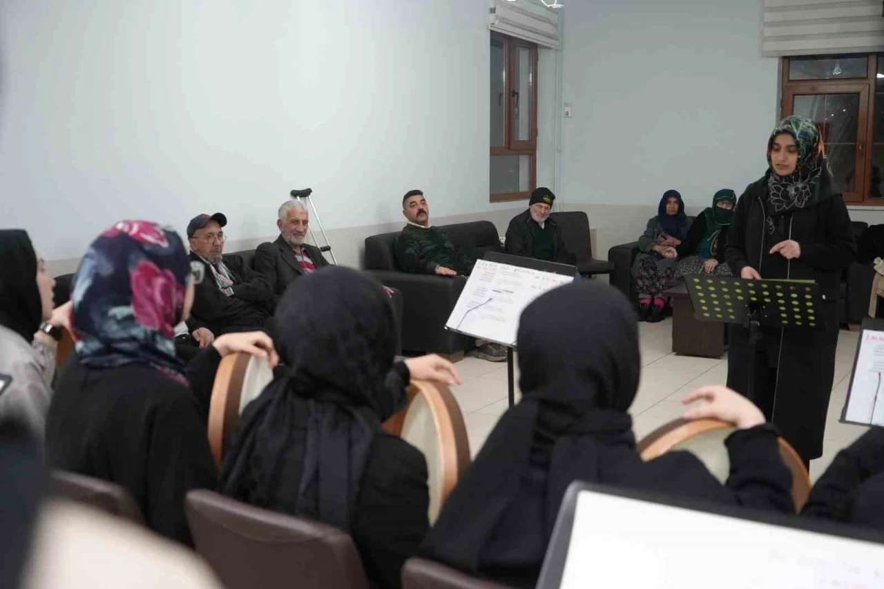 Bayburt huzurevinde manevi buluşma: Bendirler &ccedil;alındı, ilahiler s&ouml;ylendi
