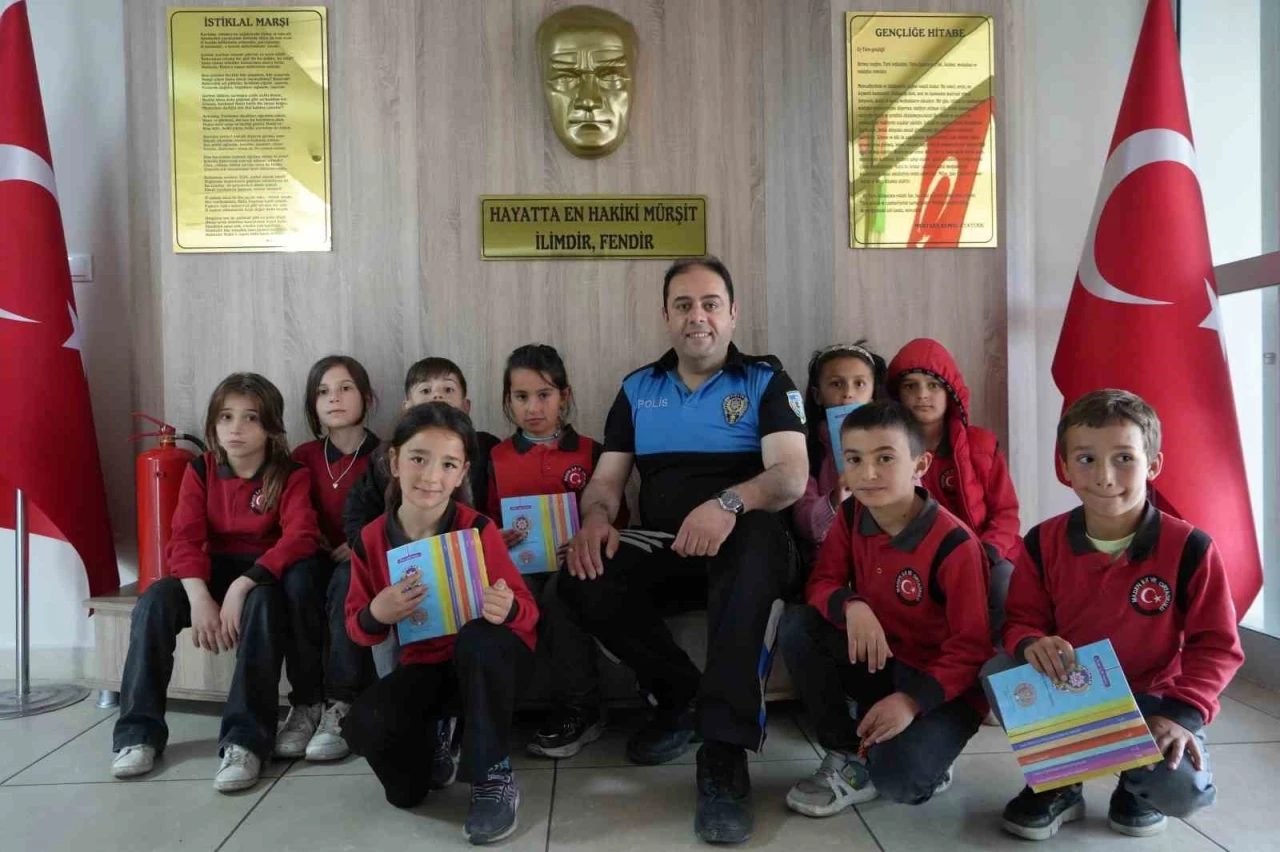 Bayburt polisi öğrencileri bilgilendirmeye devam ediyor
