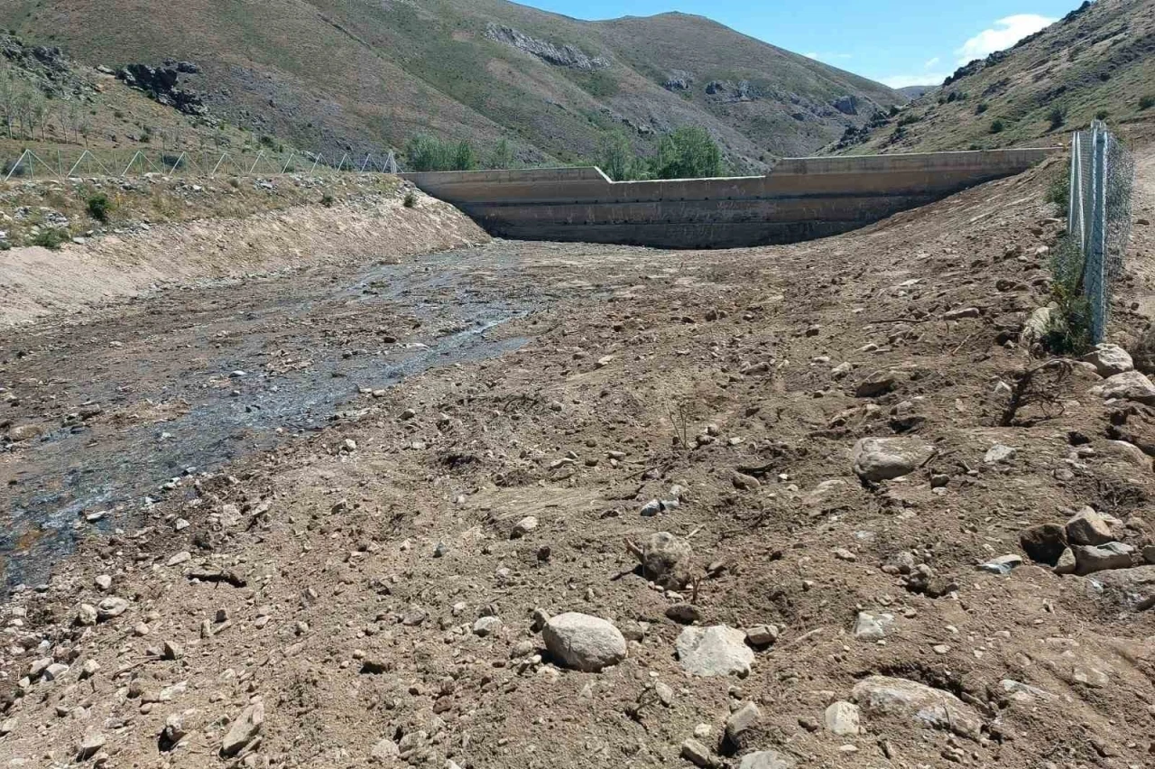 Bayburt Suludere köyündeki tersip bendinde temizlik çalışmaları tamamlandı
