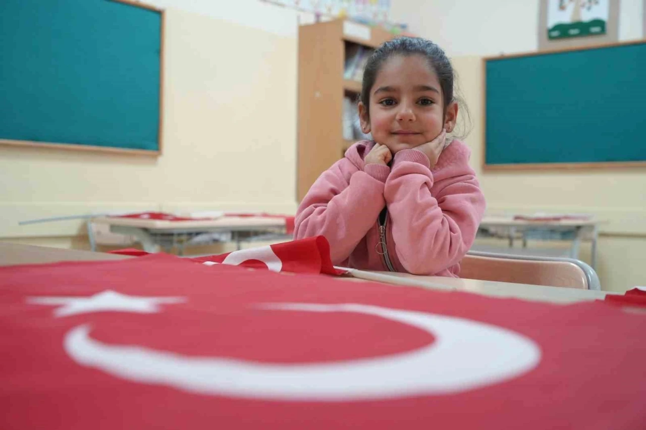 Bayburt&rsquo;ta 14 bin 319 &ouml;ğrenci &lsquo;Bayrak Sevgisi&rsquo; temasıyla ikinci d&ouml;neme başladı
