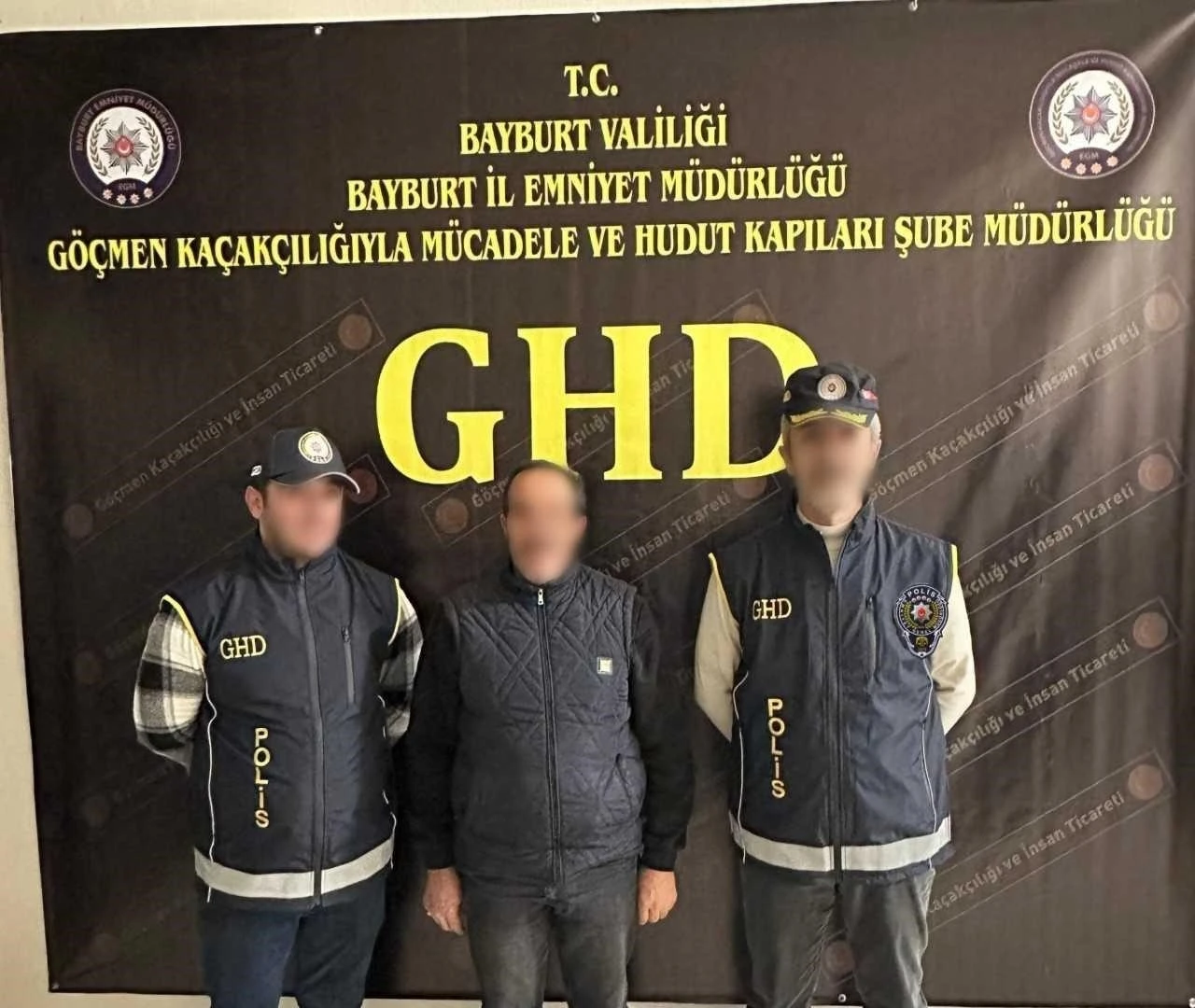 Bayburt&rsquo;ta 2 d&uuml;zensiz g&ouml;&ccedil;men ile 1 g&ouml;&ccedil;men ka&ccedil;ak&ccedil;ısı yakalandı
