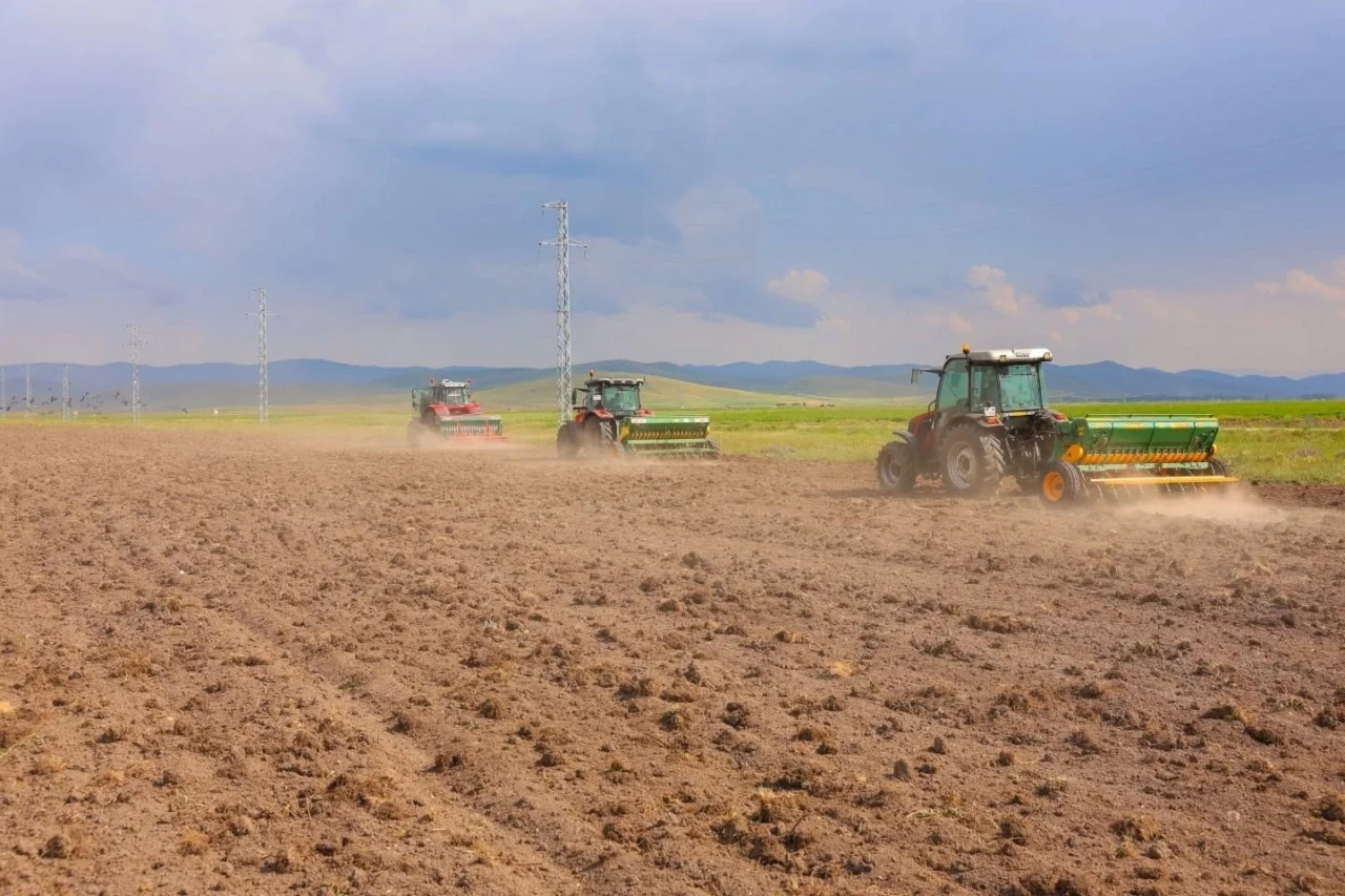 Bayburt’ta 300 dekar mera alanında ekim ve gübreleme çalışması yapıldı
