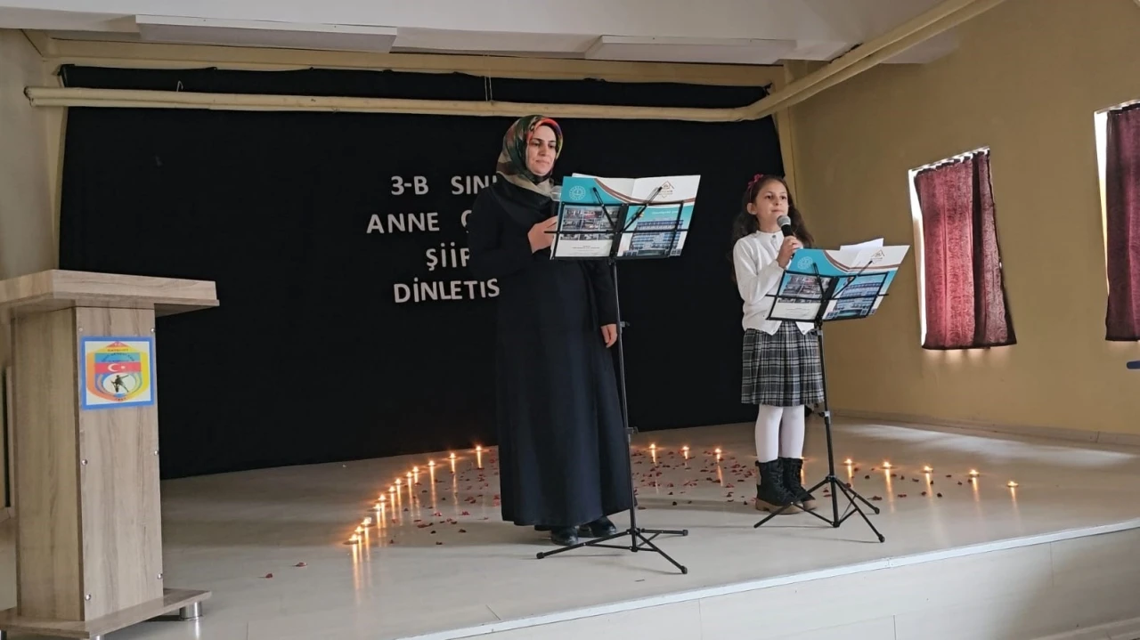 Bayburt&rsquo;ta anneler &ccedil;ocuklarıyla sahnede şiir okudu
