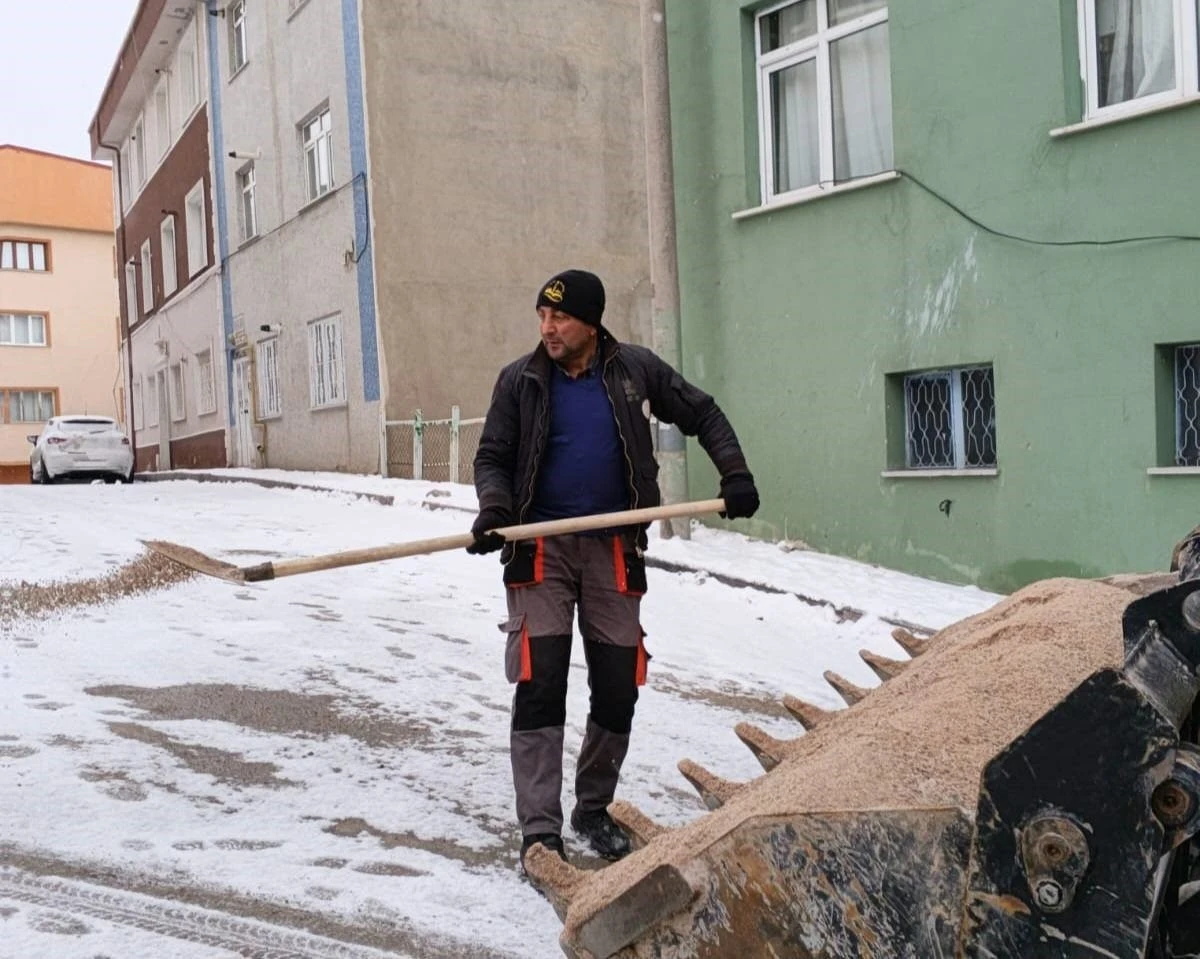 Bayburt&rsquo;ta buzlu yollara tuz seriliyor
