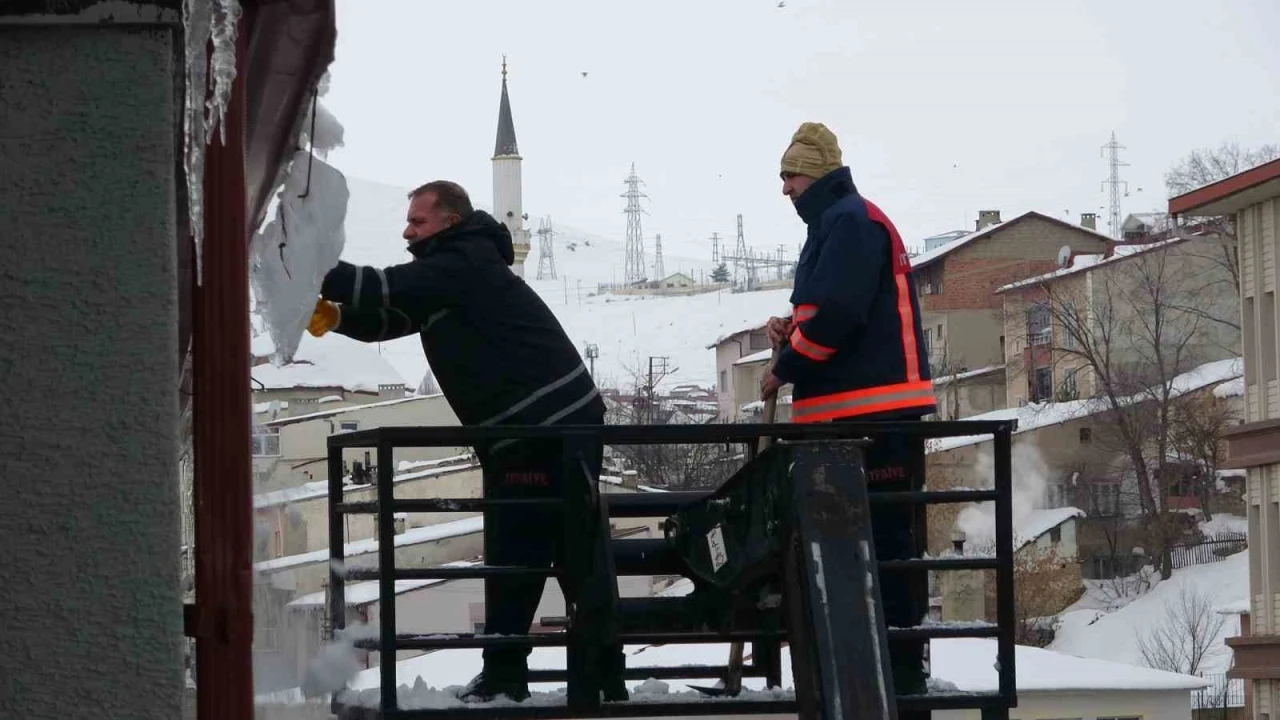 Bayburt&rsquo;ta &ccedil;atıdan d&uuml;şen kar k&uuml;tleleri park halindeki 2 araca zarar verdi: Bir otomobil hurdaya d&ouml;nd&uuml;
