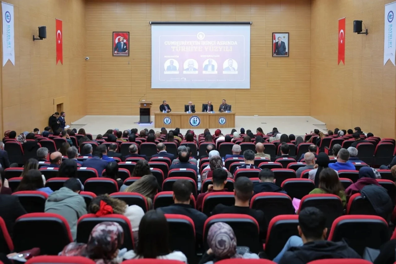 Bayburt&rsquo;ta &lsquo;Cumhuriyetin İkinci Asrında T&uuml;rkiye Y&uuml;zyılı&rsquo; paneli d&uuml;zenlendi
